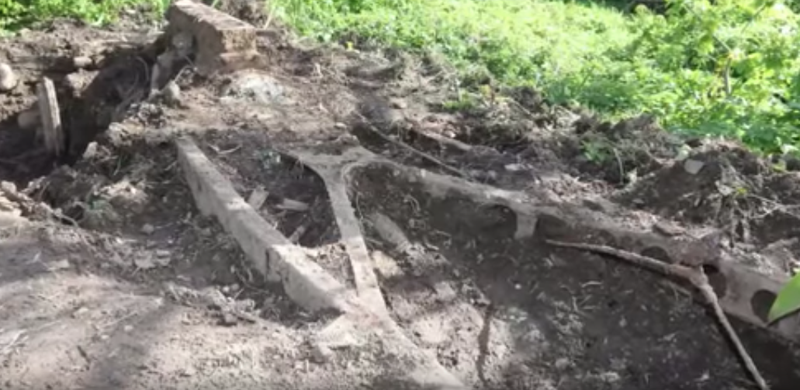 Illustration for article titled Family Finds Remains Of Old Daimler Car Buried In Their Yard